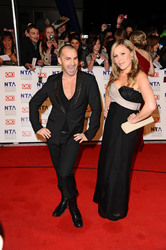Louie Spence mit Begleitung