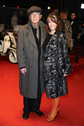 John Hurt mit Begleitung