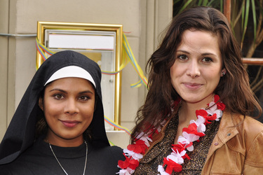 Indira Weis, Ellenie Salvo González