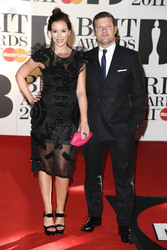 Dermot O'Leary mit Begleitung