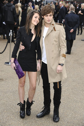 Douglas Booth mit Begleitung