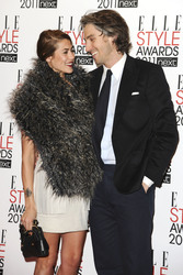 George Lamb mit Begleitung