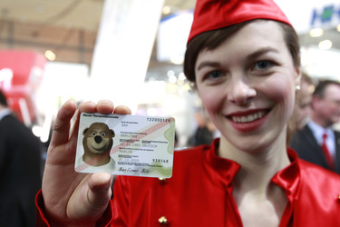Hostess Uta präsentiert den neuen Personalausweis