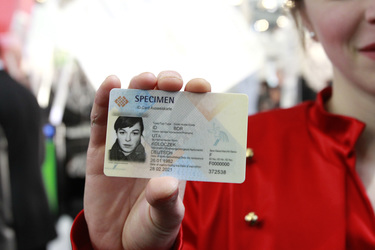 Hostess Uta präsentiert den neuen Personalausweis