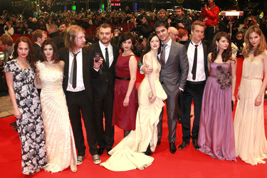Alicia Vikander (Schweden), Clara Lago (Spanien), Domhnall Gleeson (Irland), Pilou Asbaek (Dänemark), Marija Skaricic (Kroatien), Andrea Riseborough (Großbritannien), Nik Xhelilaj (Albanie), Alexander Fehling (Deutschland), Natasha Petrovic (Mazedonien), Sylvia Hoeks (Niederlande)
