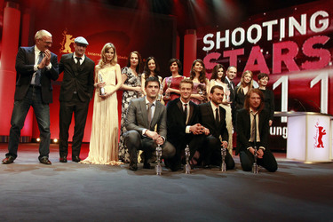 Hintere Reihe: Cédomir Kolar, Ole Christian Madsen, Sylvia Hoeks, Alicia Vikander, Andrea Riseborough, Marija Skaricic, Natasha Petrovic, Clara Lago, Ralph Fiennes, Heike Makatsch, Lina Todd. Vordere Reihe: Nik Xhelilaj, Alexander Fehling, Pilou Asbaek, Domhnall Gleeson