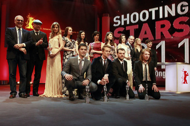 Hintere Reihe: Cédomir Kolar, Ole Christian Madsen, Sylvia Hoeks, Alicia Vikander, Andrea Riseborough, Marija Skaricic, Natasha Petrovic, Clara Lago, Ralph Fiennes, Heike Makatsch, Lina Todd. Vordere Reihe: Nik Xhelilaj, Alexander Fehling, Pilou Asbaek, Domhnall Gleeson