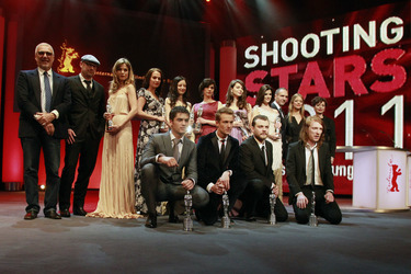 Hintere Reihe: Cédomir Kolar, Ole Christian Madsen, Sylvia Hoeks, Alicia Vikander, Andrea Riseborough, Marija Skaricic, Natasha Petrovic, Clara Lago, Ralph Fiennes, Heike Makatsch, Lina Todd. Vordere Reihe: Nik Xhelilaj, Alexander Fehling, Pilou Asbaek, Domhnall Gleeson