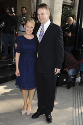 Sally Dynevor mit Begleitung