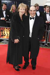 David Suchet mit Begleitung