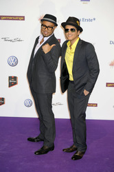 Bruno Mars mit Begleitung