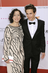 Meret Becker mit Begleitung