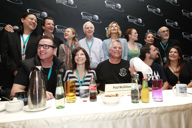 Vordere Reihe: Paul McGillion, Nicole de Boer, Richard Dean Anderson, Will Wheaton, Marina Sirtis. Hintere Reihe: Garrett Wang, Dirk Benedict, Bonnie Piesse, Jeremy Bulloch, Kate Vernon, Kate Hewlett, Arlene Martel, Tony Amendola