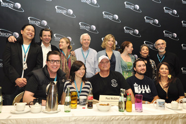 Vordere Reihe: Paul McGillion, Nicole de Boer, Richard Dean Anderson, Will Wheaton, Marina Sirtis. Hintere Reihe: Garrett Wang, Dirk Benedict, Bonnie Piesse, Jeremy Bulloch, Kate Vernon, Kate Hewlett, Arlene Martel, Tony Amendola