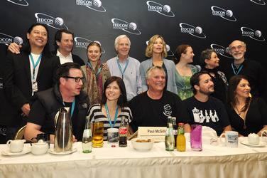 Vordere Reihe: Paul McGillion, Nicole de Boer, Richard Dean Anderson, Will Wheaton, Marina Sirtis. Hintere Reihe: Garrett Wang, Dirk Benedict, Bonnie Piesse, Jeremy Bulloch, Kate Vernon, Kate Hewlett, Arlene Martel, Tony Amendola