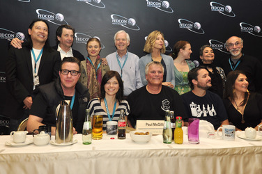 Vordere Reihe: Paul McGillion, Nicole de Boer, Richard Dean Anderson, Will Wheaton, Marina Sirtis. Hintere Reihe: Garrett Wang, Dirk Benedict, Bonnie Piesse, Jeremy Bulloch, Kate Vernon, Kate Hewlett, Arlene Martel, Tony Amendola