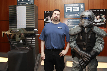 Ralf Burmester mit seinen Schöpfungen aus dem Science Fiction Film 'Real Buddy'