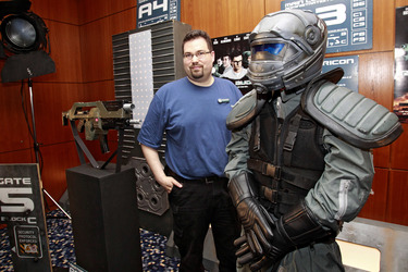 Ralf Burmester mit seinen Schöpfungen aus dem Science Fiction Film 'Real Buddy'