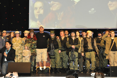 Garrett Wang, Richard Dean Anderson mit Stargate Fans