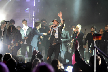 Jan Plewka (Selig) mit den Gästen der Grand Prix Party