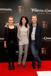 Nicola Tiggeler mit Ehemann Timothy Peach und Begleitung