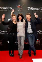 Nicola Tiggeler mit Ehemann Timothy Peach und Begleitung