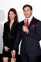 Astrid Berges-Frisbey, Sam Claflin