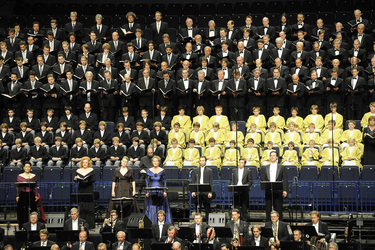 Christoph Eschenbach mit Orchester und Chor