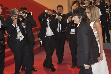 Ron Wood (The Birds, The Creation, The Jeff Beck Group, Faces, The Rolling Stones, The New Barbarians) mit Freundin Ana Araujo