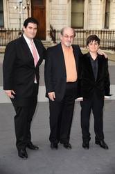 Salman Rushdie mit Begletiung