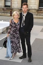 Ewan McGregor mit Begleitung