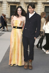 Alex James (Blur) mit Begleitung
