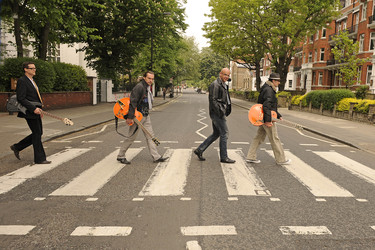 Die Band 'Mannschaft' vor den Abbey Road Studios