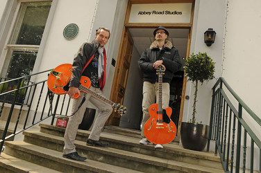 Die Band 'Mannschaft' vor den Abbey Road Studios