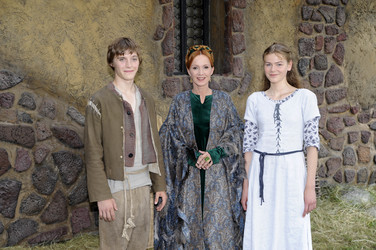 Jonas Nay, Katja Flint, Llewellyn Reichman