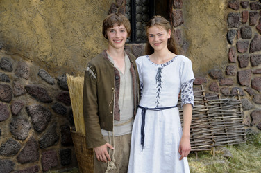 Jonas Nay, Llewellyn Reichman