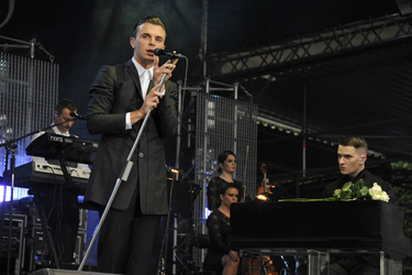 Theo Hutchcraft, Adam Anderson (Hurts)