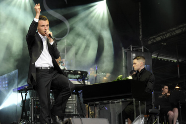 Theo Hutchcraft, Adam Anderson (Hurts)