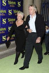 Judi Dench mit Begleitung