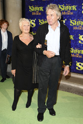 Judi Dench mit Begleitung