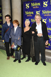 Judi Dench mit Begleitung