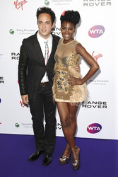 Shingai Shinowa mit Begleitung