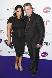 Donal MacIntyre mit Begleitung