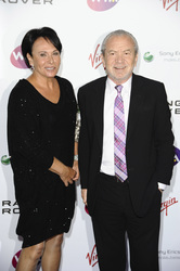 Alan Sugar mit Begleitung