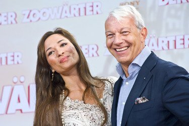 Jo Groebel mit Begleitung