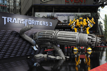 Roter Teppich und Transformer Modelle vor dem CineStar