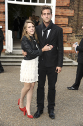 Oliver Jackson-Cohen mit Begleitung