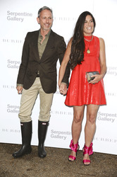 Patrick Cox mit Begleitung