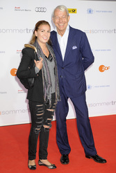 Jo Groebel mit Begleitung