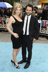 Charlie Day mit Begleitung